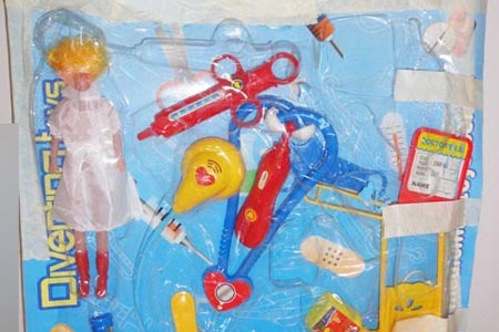Bộ đồ chơi dụng cụ y tế chứa hàng loạt hóa chất độc hại