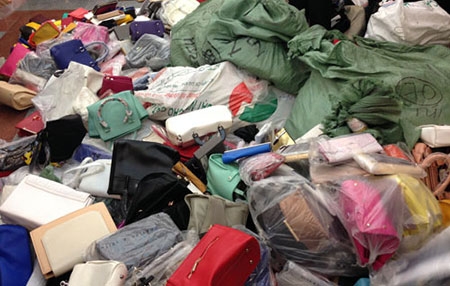 Hàng nghìn túi xách giả nhãn hiệu nổi tiếng bị tiêu hủy