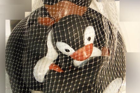 Đồ chơi chim cánh cụt chứa chất cấm