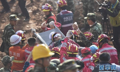 Tìm thấy 2 người sống sót sau 67 giờ lở đất ở Trung Quốc