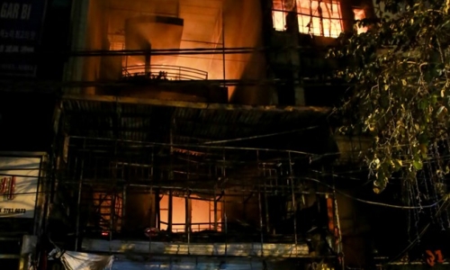 Cháy lớn tại Nguyễn Khang, hai căn nhà bị thiêu rụi hoàn toàn
