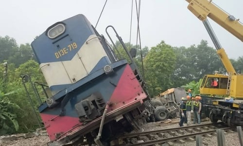 Hà Nội: Tàu hỏa kéo lê xe tải hàng trăm mét, đường sắt đang tê liệt