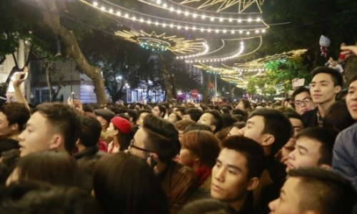Hồ Hoàn Kiếm náo nhiệt khi hàng ngàn người 'countdown' đón năm mới