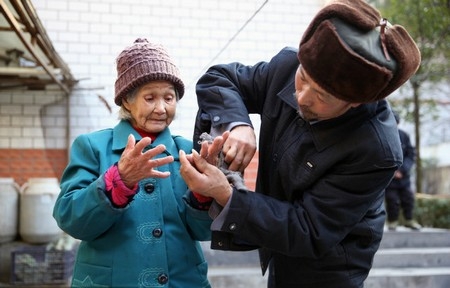 Cụ bà 98 tuổi dọa tự tử vì tình yêu bị ngăn cản