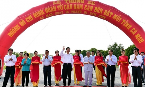 Thủ tướng dự lễ thông xe cầu Hòa Trung và đường Hồ Chí Minh đoạn Năm Căn - Đất Mũi