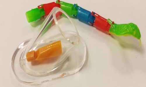 Đồ chơi còi nhựa hình rắn của Trung Quốc dễ gây nghẹt thở