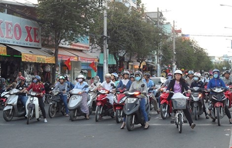Treo banner phạt tiền người vứt tờ rơi, đường Sài Gòn sạch hẳn