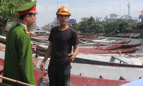 Cảnh sát hình sự giữ 9 cò mồi chùa Hương