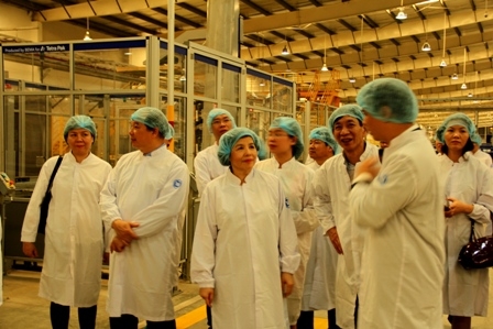 Tham tán thương mại, công sứ Việt Nam tại các nước thăm “siêu nhà máy” của Vinamilk