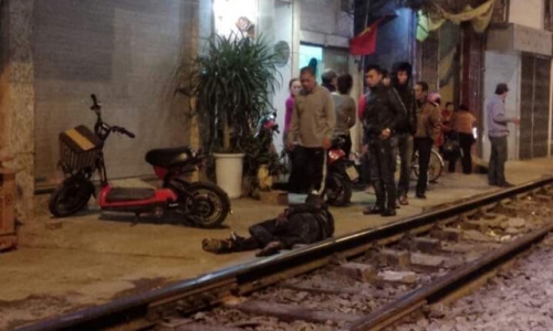 Hà Nội: Nam thanh niên bị tàu hỏa hất văng khỏi đường ray