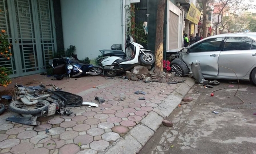 Hà Nội: Ô tô mất lái tông liên hoàn, 3 người tử vong 