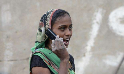 Ấn Độ cấm phụ nữ chưa kết hôn sử dụng điện thoại di động
