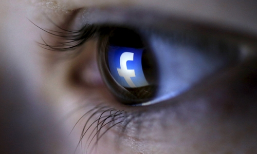 Pháp: Cha mẹ có thể phải ngồi tù vì đăng ảnh con lên mạng xã hội
