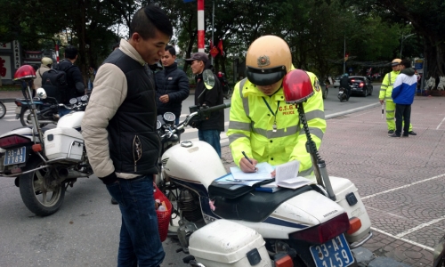 Hà Nội: CSGT xử phạt hơn 100 người đi bộ vi phạm giao thông