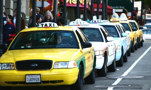 Taxi truyền thống giảm cước, taxi phi truyền thống thế nào?