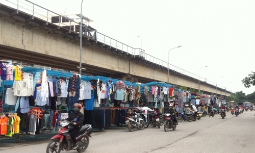  Ngang nhiên họp chợ trên đường lên xuống cầu Thăng Long