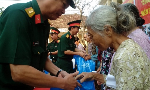 Hơn 1.200 đối tượng chính sách tại Quảng Nam được tặng quà