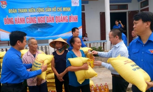 Tặng gạo, dầu ăn cho ngư dân Quảng Bình, Hà Tĩnh