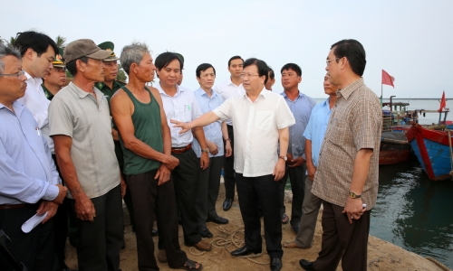 Phó Thủ tướng Trịnh Đình Dũng kiểm tra tình hình thiệt hại của ngư dân 