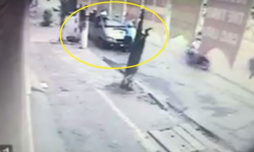 Hà Nội: Thanh tra giao thông bị ô tô 16 chỗ hất lên nắp capo