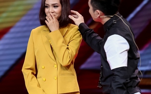 The X- Factor: Tùng Dương công khai 'lau' thể hiện tình cảm với thí sinh nữ
