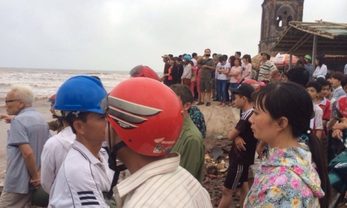 Nam Định: Rủ nhau tắm biển, 3 học sinh bị mất tích