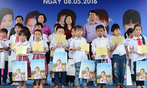 Vinamilk và Quỹ sữa Vươn cao Việt Nam trao tặng sữa cho 40.000 trẻ em