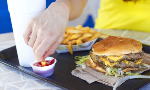 Nếu bạn ăn thức ăn nhanh, nghĩa là bạn đang dung nạp hóa chất độc hại vào cơ thể