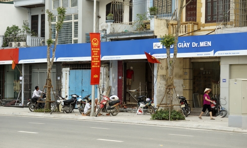 Xôn xao biển quảng cáo đồng phục trên phố kiểu mẫu ở Hà Nội
