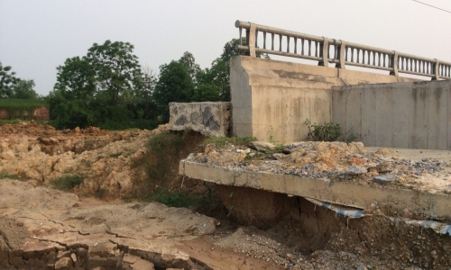 Bắc Giang: Đường nối tỉnh lộ ĐT 389 chưa thi công xong đã hỏng?