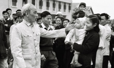 Kỷ niệm 126 năm Ngày sinh Chủ tịch Hồ Chí Minh: Học Bác là phải lắng nghe, phục vụ nhân dân