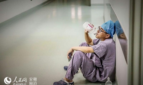 Xúc động trước hình ảnh vị bác sĩ tận tâm ngồi tiếp nước trước cửa phòng phẫu thuật vì kiệt sức