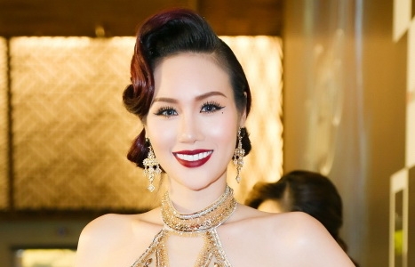 Hoa hậu Quý bà Kim Nguyễn lộng lẫy tại thảm đỏ 'Ngôn ngữ hoa'