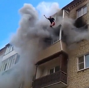 Hỏa hoạn khiến cả gia đình người Nga phải nhảy từ tầng 5 xuống đất