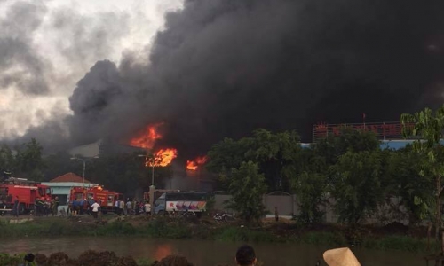 Cháy lớn một công ty nệm ở huyện Củ Chi