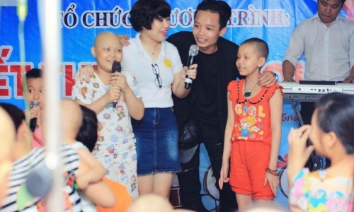 Đại Việt hỗ trợ 25 thùng quà cho bệnh nhi ung thư tại K3 Tân Triều