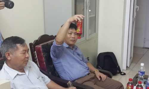 Mở niêm phong “chai Dr. Thanh có dị vật ở Thanh Hóa”: Sản phẩm đã bị tác động bởi ngoại lực