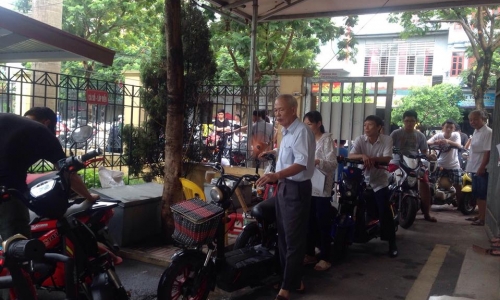 Quận Hoàng Mai: Dân 'khốn khổ' vì đi đăng ký xe máy điện