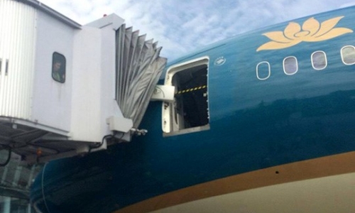Làm rõ việc máy bay của Vietnam Airlines bị ống lồng xô lệch cửa