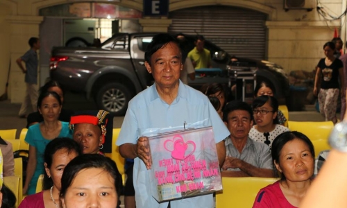 Giáo sư Nguyễn Lân Dũng “xin tiền”  ủng hộ bệnh nhân nghèo