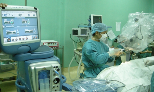 Bệnh viện Mắt khám cấp thuốc và miễn giảm phí phẫu thuật Phaco cho đối tượng chính sách