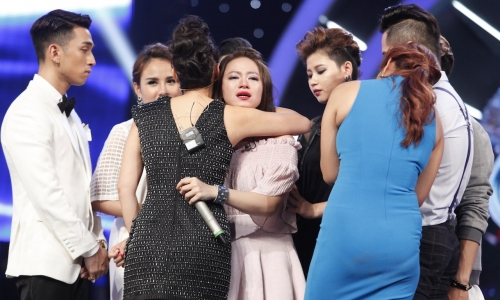 Trà My chia tay Vietnam Idol trong nước mắt