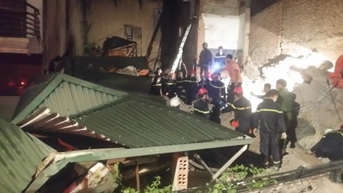 Sập nhà 4 tầng ở Hà Nội, nhiều người bị mắc kẹt