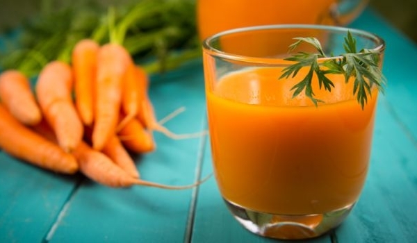 Nước ép cà rốt + bột nghệ = 7 lợi ích cho da