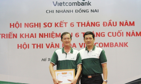 Nhân viên bảo vệ Vietcombank Đồng Nai trả lại 17 triệu đồng cho khách hàng đánh rơi
