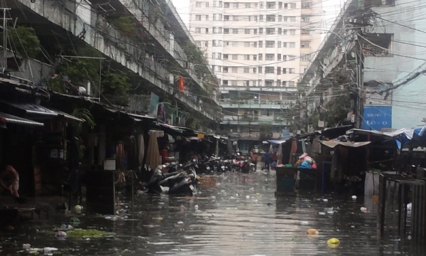 Chợ Trần Nhân Tôn chìm trong biển nước sau cơn mưa lớn