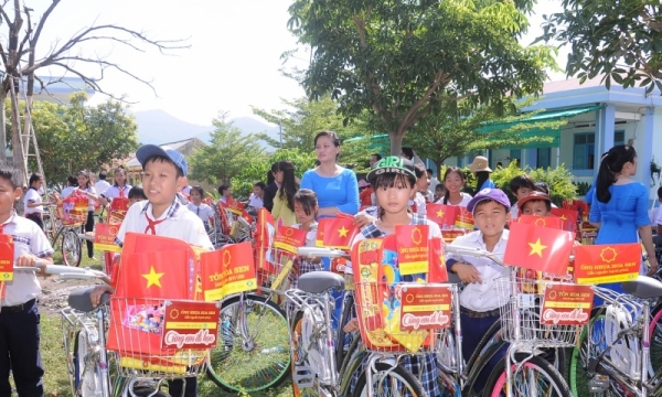 Tôn Hoa Sen thực hiện ước mơ 'Cùng em đi học' cho các em học sinh nghèo