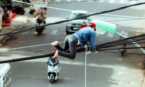 Sốc với bộ ảnh làm xiếc trên dây điện giữa thành phố Nha Trang