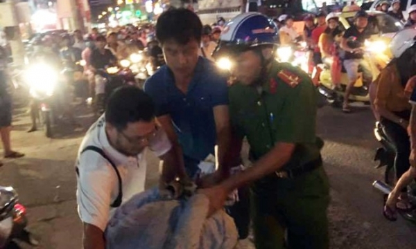 Người dân vây bắt thanh niên chặn ôtô để bẻ gương