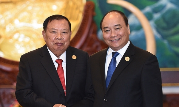Thủ tướng Nguyễn Xuân Phúc gặp gỡ lãnh đạo Lào 